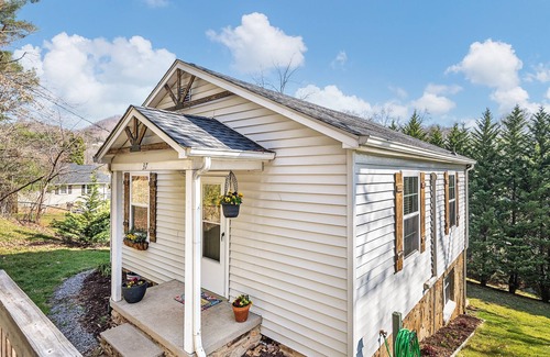 Lake Junaluska Cottage | Livy’s Lakeside Cottage, a 3 min walk to the lake!