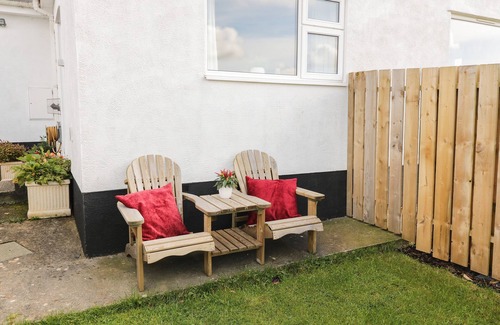 Llangefni Apartment | LLAIN MAI, pet friendly, country holiday cottage in Llangefni