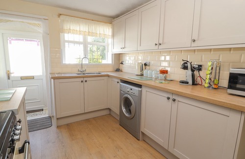 Dyserth House | LLIDIART CERRIG, pet friendly, country holiday cottage in Dyserth
