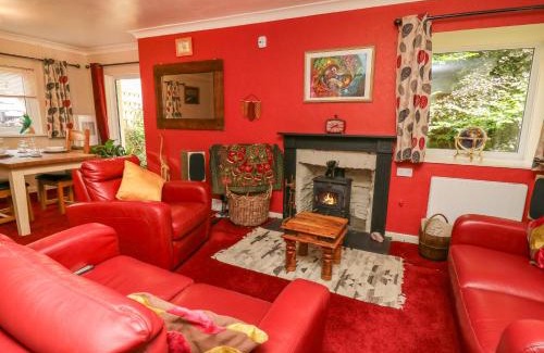 Cardigan House | Llyn Y Felin