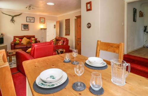 Cardigan House | Llyn Y Felin