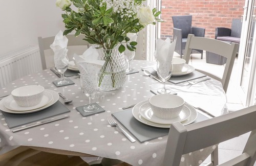 Ruthin Cottage | LLYS EMRYS, country holiday cottage, with a garden in Ruthin