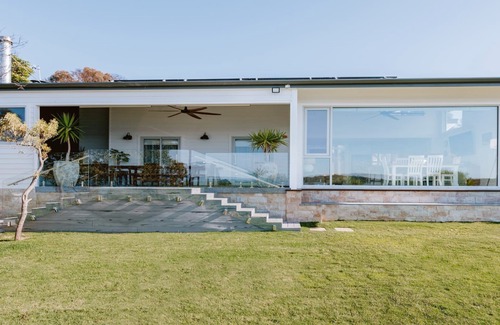 Lake Wangary House | Lobster Pot with studio is luxurious - offers the complete Coffin Bay Experience - View, Position and Jetty for fishing.