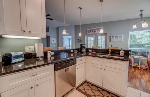 South Venice House | Located 6 miles from 4 major beaches & walking distance to Shamrock Nature Park