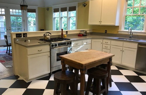 East Queen Anne House | Located at the top of Queen Anne only a block from all of the shops.