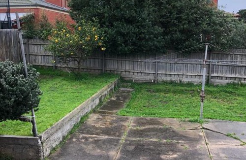 Pascoe Vale South House | Located halfway between the airport and City