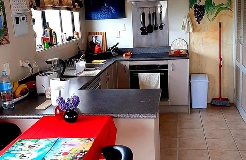 Browns Bay Apartment | Located in Auckland, 15 km from Harbor Bridge.