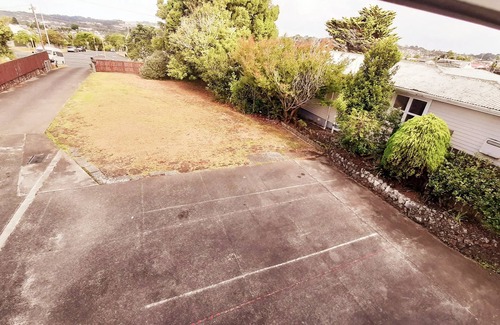 Browns Bay Apartment | Located in Auckland, 15 km from Harbor Bridge.