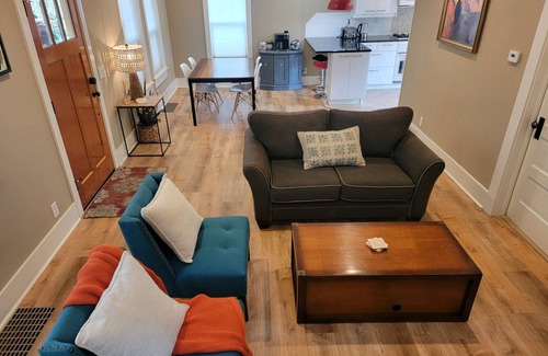 South Central House | Located in close proximity to Willamette University, 2 bedroom 2 bath.