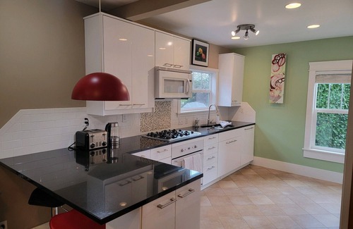 South Central House | Located in close proximity to Willamette University, 2 bedroom 2 bath.