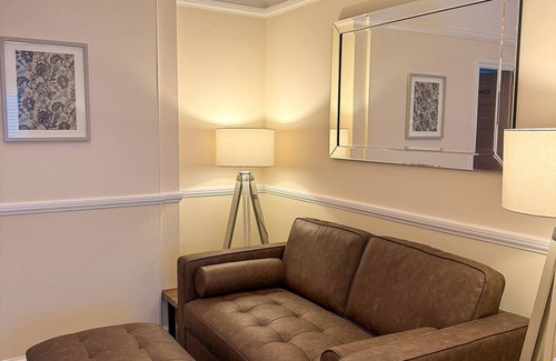 Padfield Apartment | Located in the heart of Glossop in the High Peak, Westwood Boutique Aparthotel combines comfort with convenience. Set against the breathtaking backdrop of the Peak District.