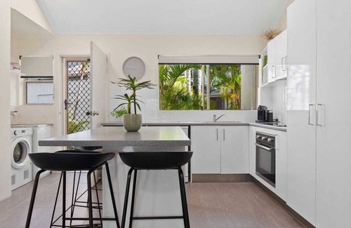 Noosaville Apartment | Located in the heart of Noosaville in the tropical 'The Islander' resort