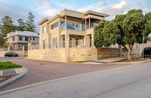 Mindarie House | Located in the Mindarie Marina a Luxury House in a Perfect Location