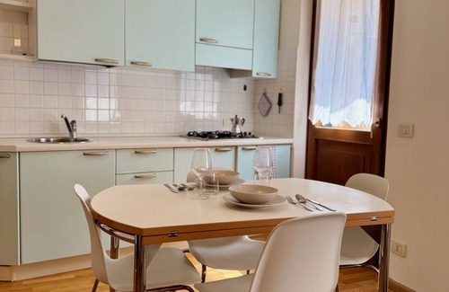 Belluno Apartment | Located just behind Piazza delle Erbe, in the very heart of Belluno’s historic center, this one-bedroom apartment is only steps away from the pedestrian area and the ZTL. You can enjoy local markets, restaurants, and cafés while experiencing the warm