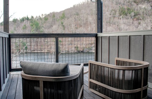 Tuckasegee House | Located on Bear Lake in Tuckasegee, NC. A scenic getaway for your family event!