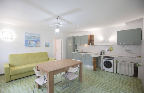 Magazzini Apartment | Located on the ground floor, it consists of a living room with kitchenette and sofa bed, a double be