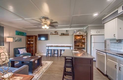 New Braunfels Condo | Located right on the Comal River! Pool, hot tub, direct river access!