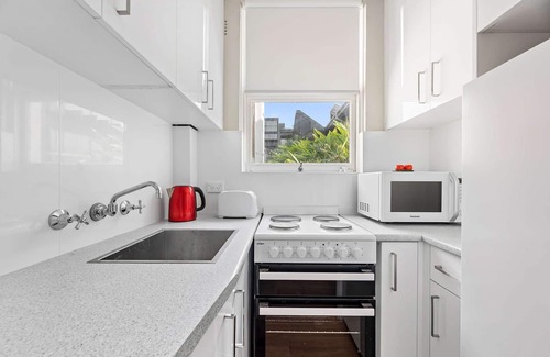 Woolloomooloo Apartment | Location and lifestyle in a cute luxe studio with stunning city views