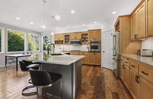 West Bellevue House | LOCATION JACKPOT Downtown Bellevue. Spacious, Beautiful, Hot Tub, Fire Pit