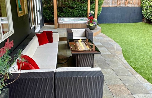 West Bellevue House | LOCATION JACKPOT Downtown Bellevue. Spacious, Beautiful, Hot Tub, Fire Pit