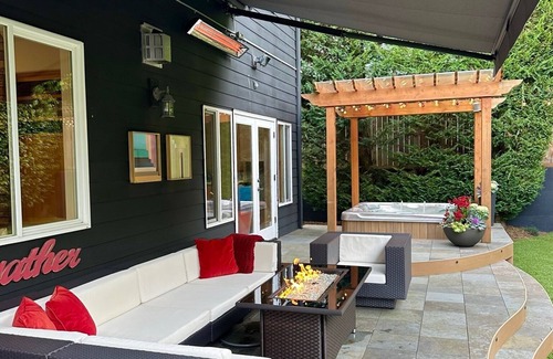West Bellevue House | LOCATION JACKPOT Downtown Bellevue. Spacious, Beautiful, Hot Tub, Fire Pit