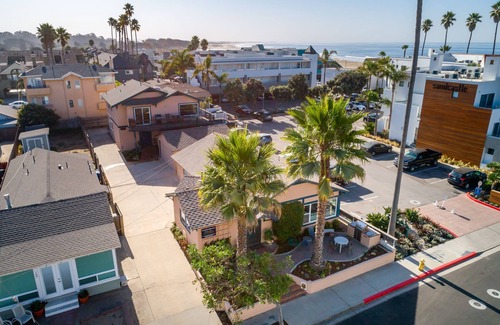 Downtown House | LOCATION, LOCATION, LOCATION - 4 Bedroom House with Ocean Views and steps pier!