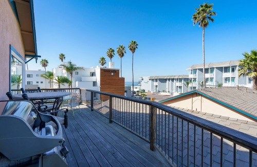 Downtown House | LOCATION, LOCATION, LOCATION - 4 Bedroom House with Ocean Views and steps pier!