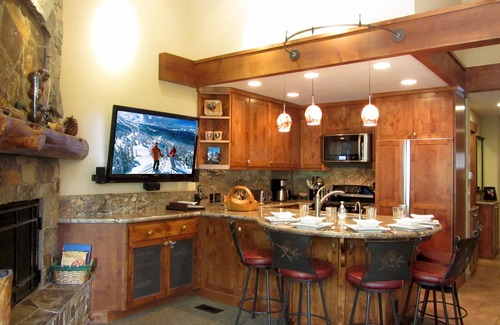 Truckee Condo | LOCATION! LOCATION! Ski In-Out, Ski Trails Condo Very Near N'star Vill, Wi-Fi