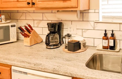 Helen Cottage | 🍺LOCATION! Only 1 mile to downtown Helen. 2 Bedroom, 2 Bath. Gated Community.