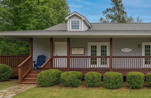 Helen Cottage | 🍺LOCATION! Only 1 mile to downtown Helen. 2 Bedroom, 2 Bath. Gated Community.