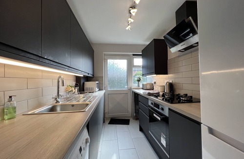 Nottingham House | Location*Parking*Contractors*Leisure*Comfy King Bed