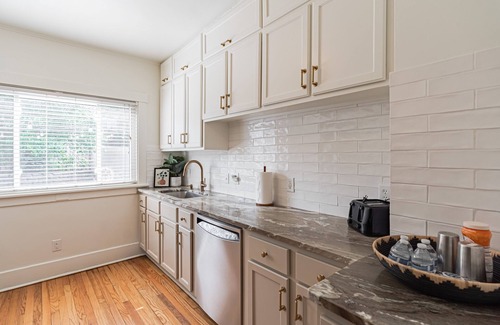 Dundee-Happy Hollow Historic District House | ☕️LOCATION- Walk to ☕️ and dinner in historic Dundee! Very close to UNMC🏥!