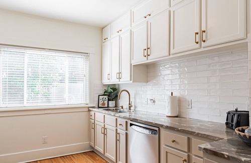 Dundee-Happy Hollow Historic District House | ☕️LOCATION- Walk to ☕️ and dinner in historic Dundee! Very close to UNMC🏥!