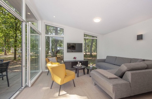 Municipality of Geldrop-Mierlo Ski Chalet | Lodge in Bospark 't Wolfsven with Garden