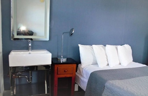 East Stroudsburg Resort | Lodge Room Shared Bath