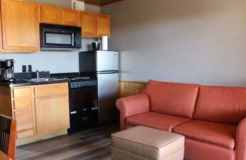 Canyon Lake Cabin | Lodge Suite Downstairs W/ Deck - 104