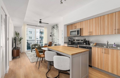 Addicks Apartment | Lodgeur | Fresh 2BR w/balcony | Energy Corridor