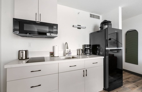 Greenway Plaza-Upper Kirby Apartment | Lodgeur | Studio w/pool & gym | Upper Kirby