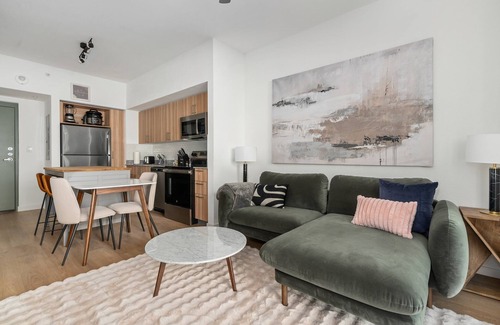 Addicks Apartment | Lodgeur | Sunlit 1BR w/balcony | Energy Corridor