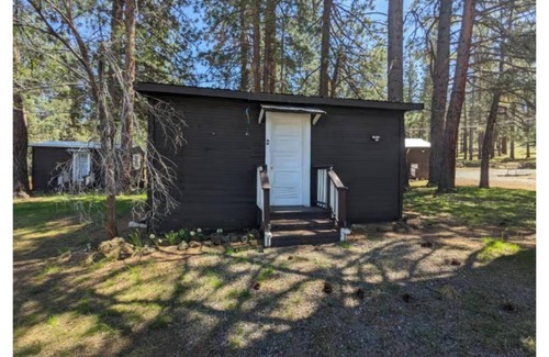 Tulelake RV Rental | Lodging 5, 2 twins, stove-top kitchen with necessities and hot water.