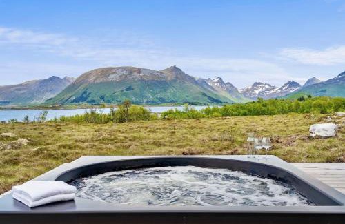Vagan House | Lofoten luxury with seaview sauna and jacuzzi