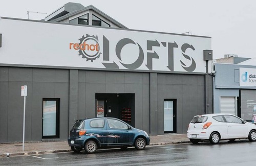 Devonport Apartment | Loft Apmnt with A/C in Central Devonport