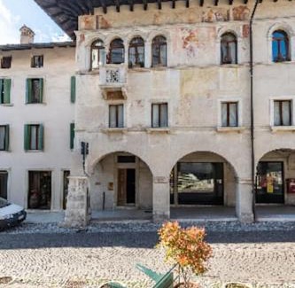 Feltre Apartment | Loft overlooking the old town .