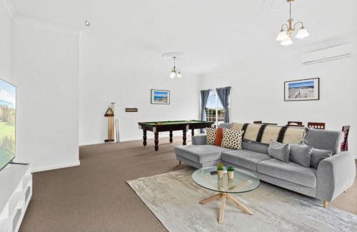 Barrack Heights House | Loftus Spacious Getaway