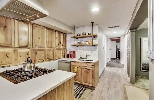 Tri-Taylor Apartment | Lofty 2Bd/Ba Med District