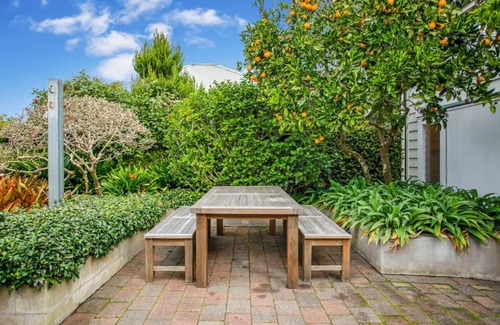 Freemans Bay House | Lofty Haven in Ponsonby with Parking