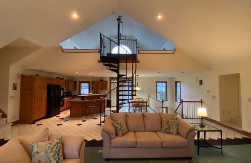 Hummels Wharf Apartment | Lofty space with work space and relaxation nearby everything
