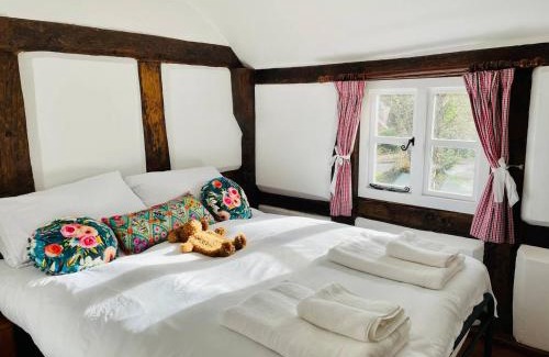 Whitbourne House | Log- burner, dog friendly- woodland views with walking trails and local pub on your doorstep! Popular walking trails nearby-Malvern Hills and the Brockhampton Estate- Peaceful village on the border of Hereford and Worcester