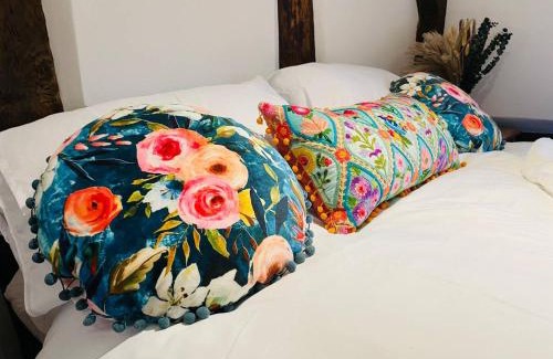 Whitbourne House | Log- burner, dog friendly- woodland views with walking trails and local pub on your doorstep! Popular walking trails nearby-Malvern Hills and the Brockhampton Estate- Peaceful village on the border of Hereford and Worcester