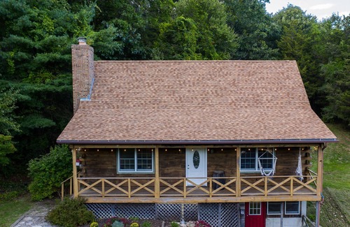 Preston Cabin | Log cabin, 5 min to casino with pond, Private!